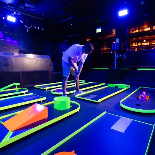 18 Neon Minigolf Bahnen erleben