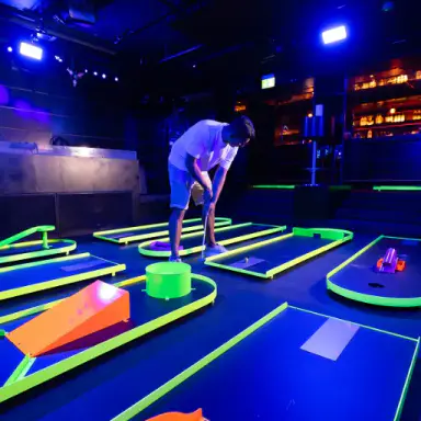 18 Neon Minigolf Bahnen erleben